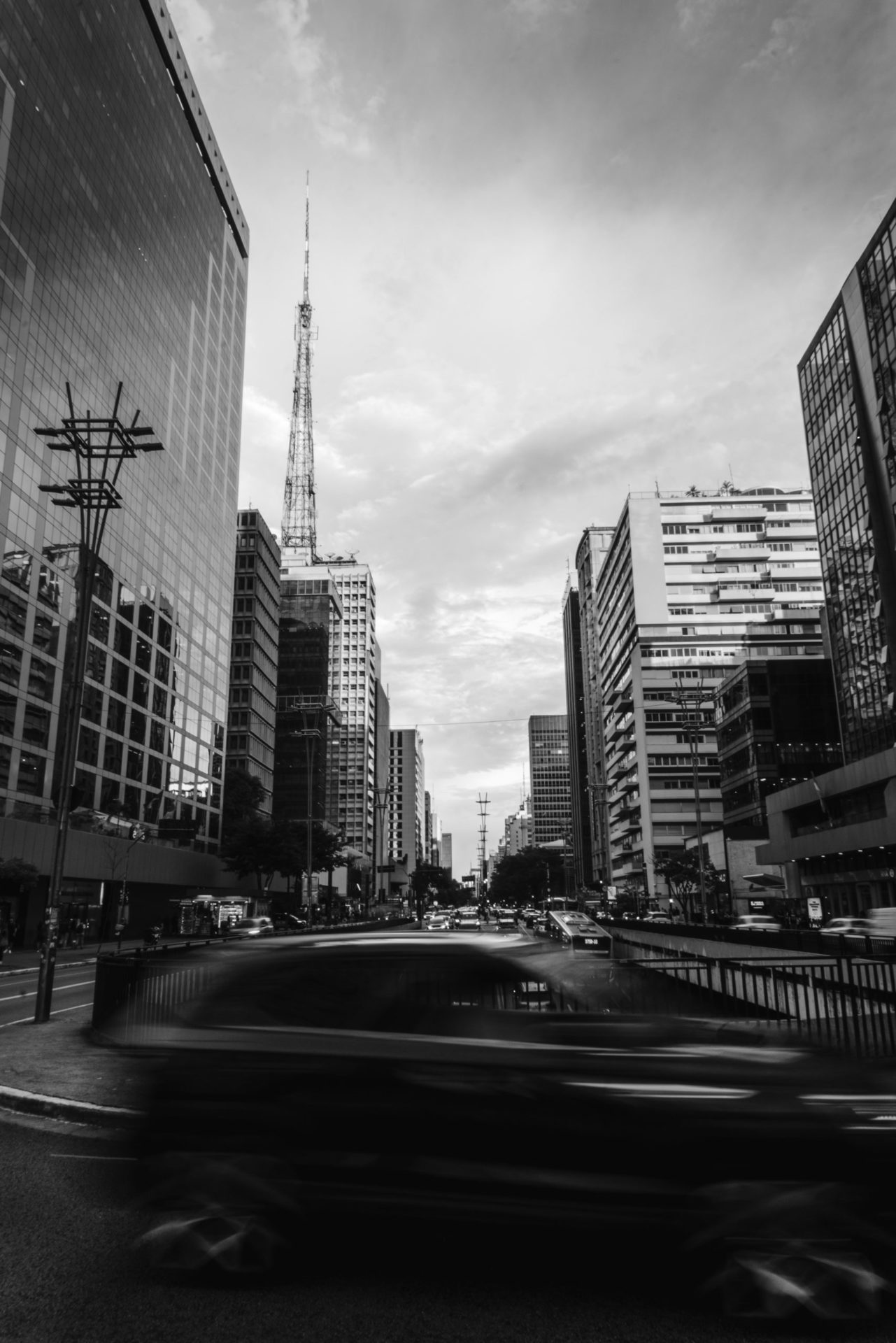 na foto cidade com prédios e carros