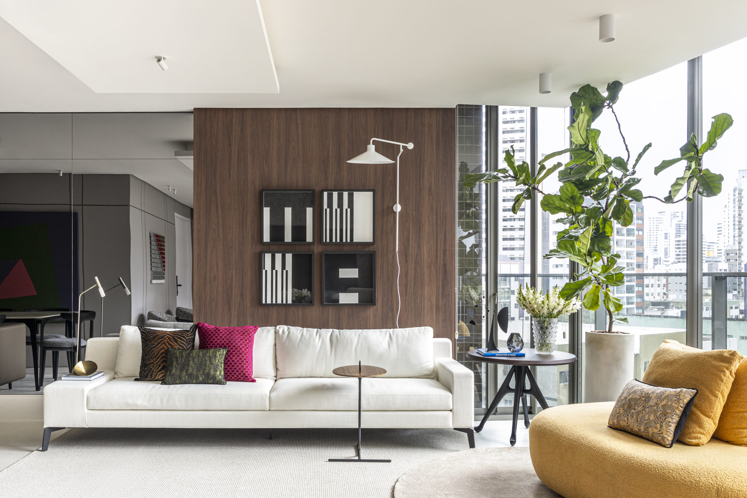 Projeto transforma apartamento em refúgio urbano sofisticado