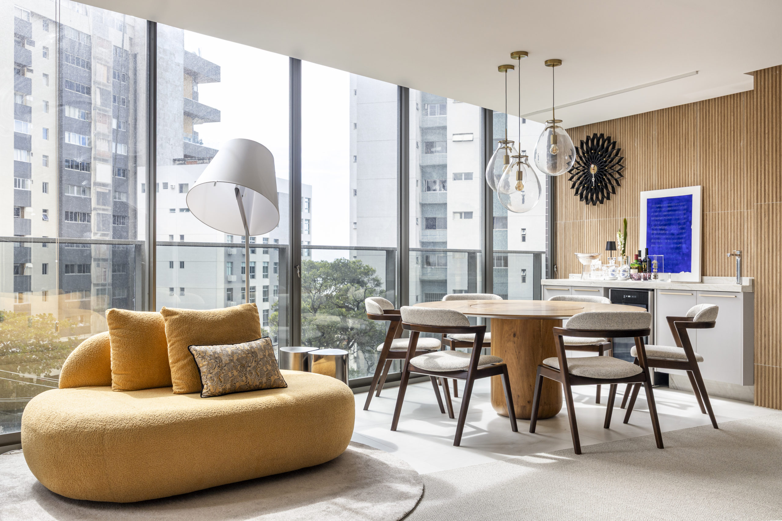 apartamento reformado em Recife, poltrona e mesa redonda com cadeiras