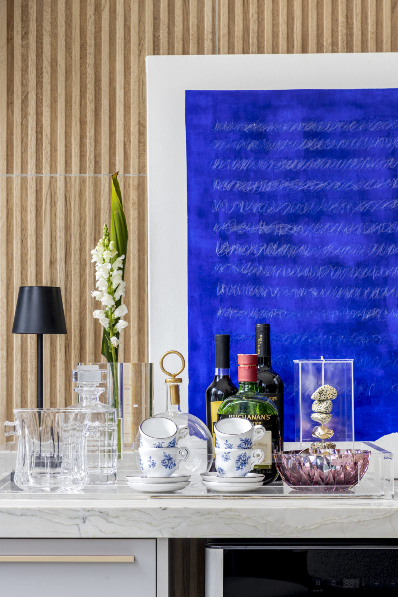 na foto apartamento com bar e quadro azul