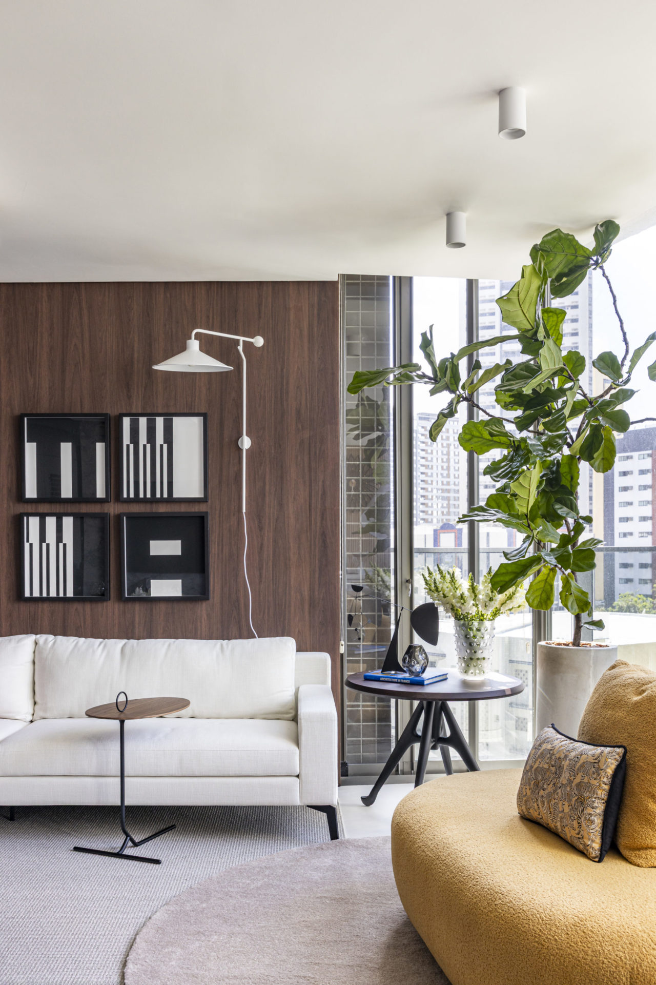 na foto sala de estar e varanda de apartamento