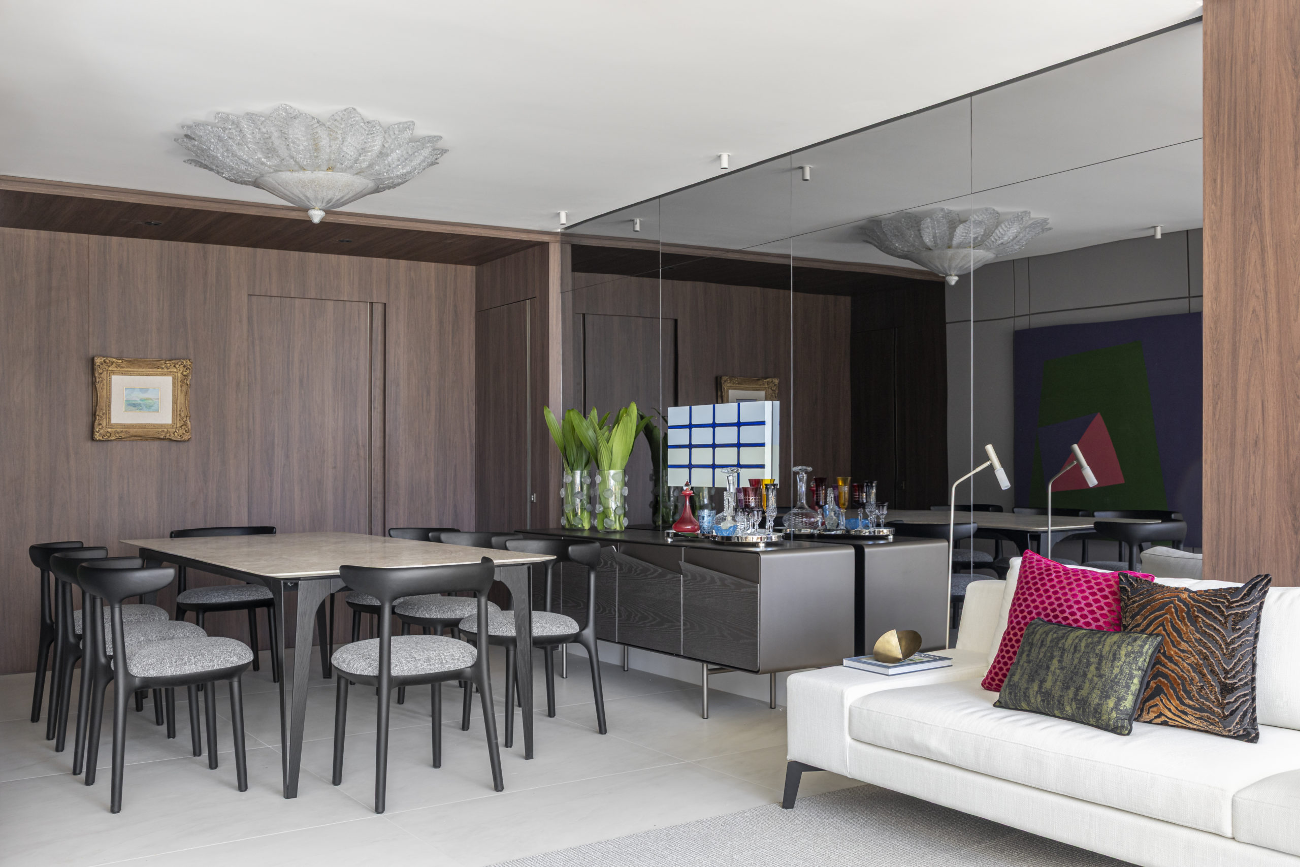 na foto sala de jantar e bar com parede espelhada