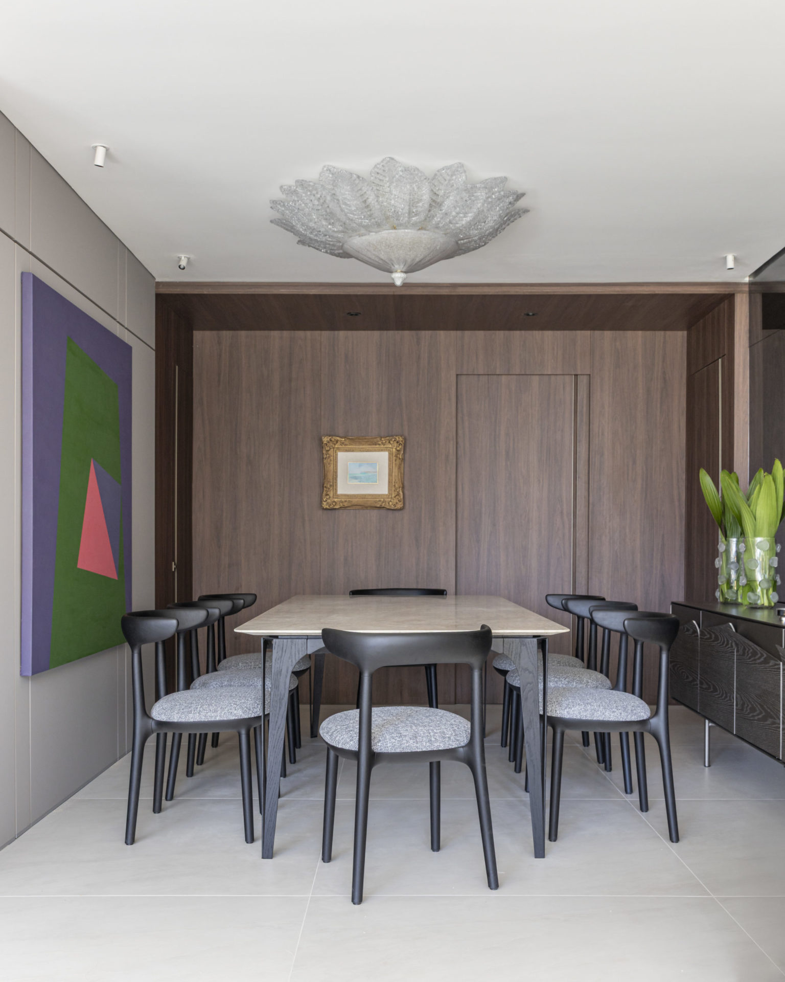 na foto mesa de jantar