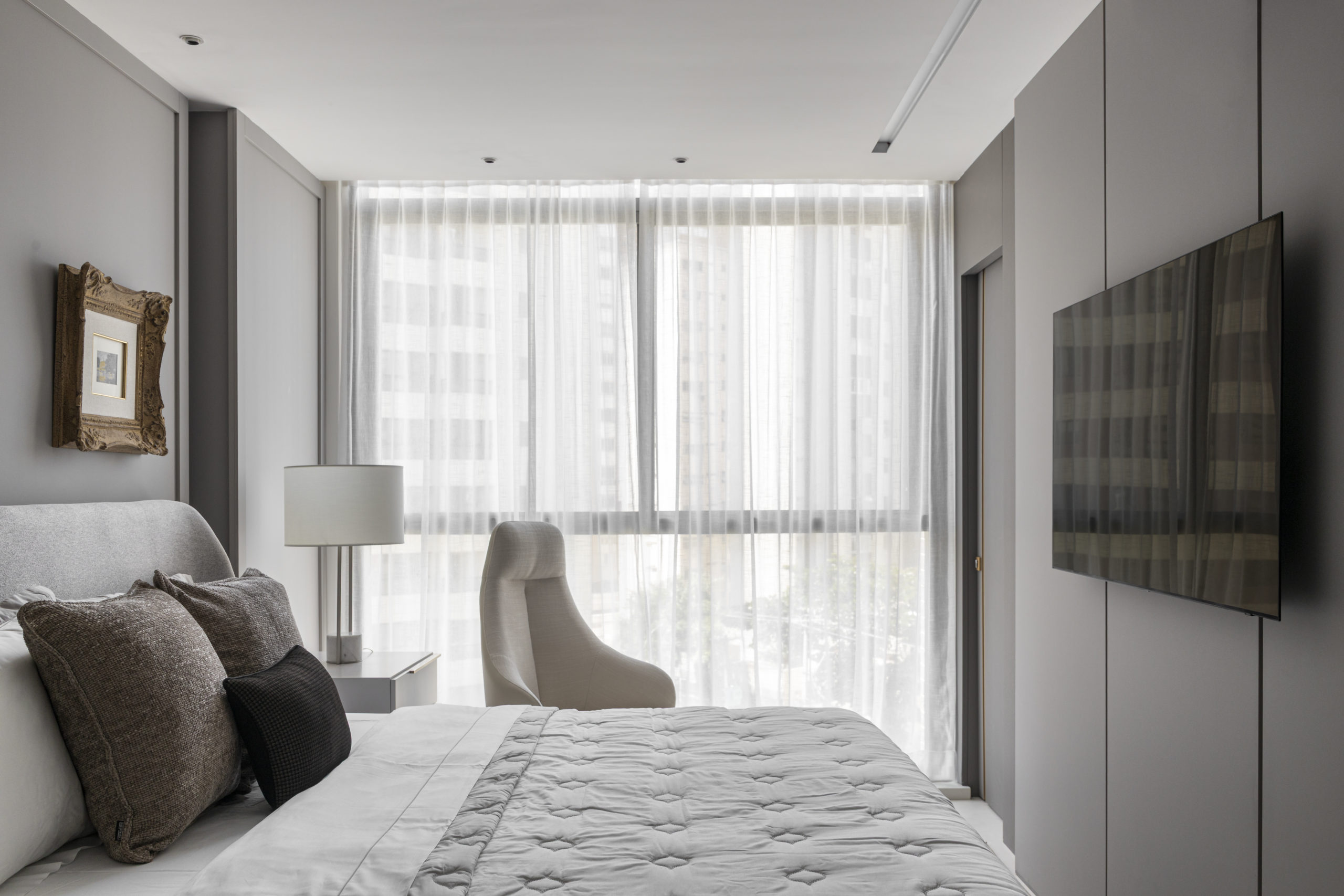 na foto quarto de casal em tons cinza e off-white