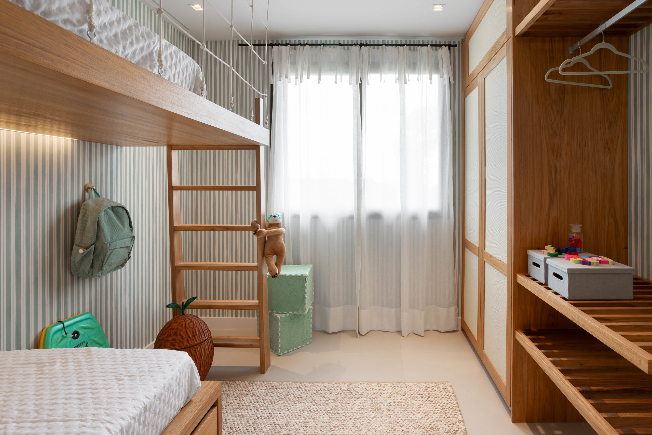 quarto infantil com beliche e cortinas