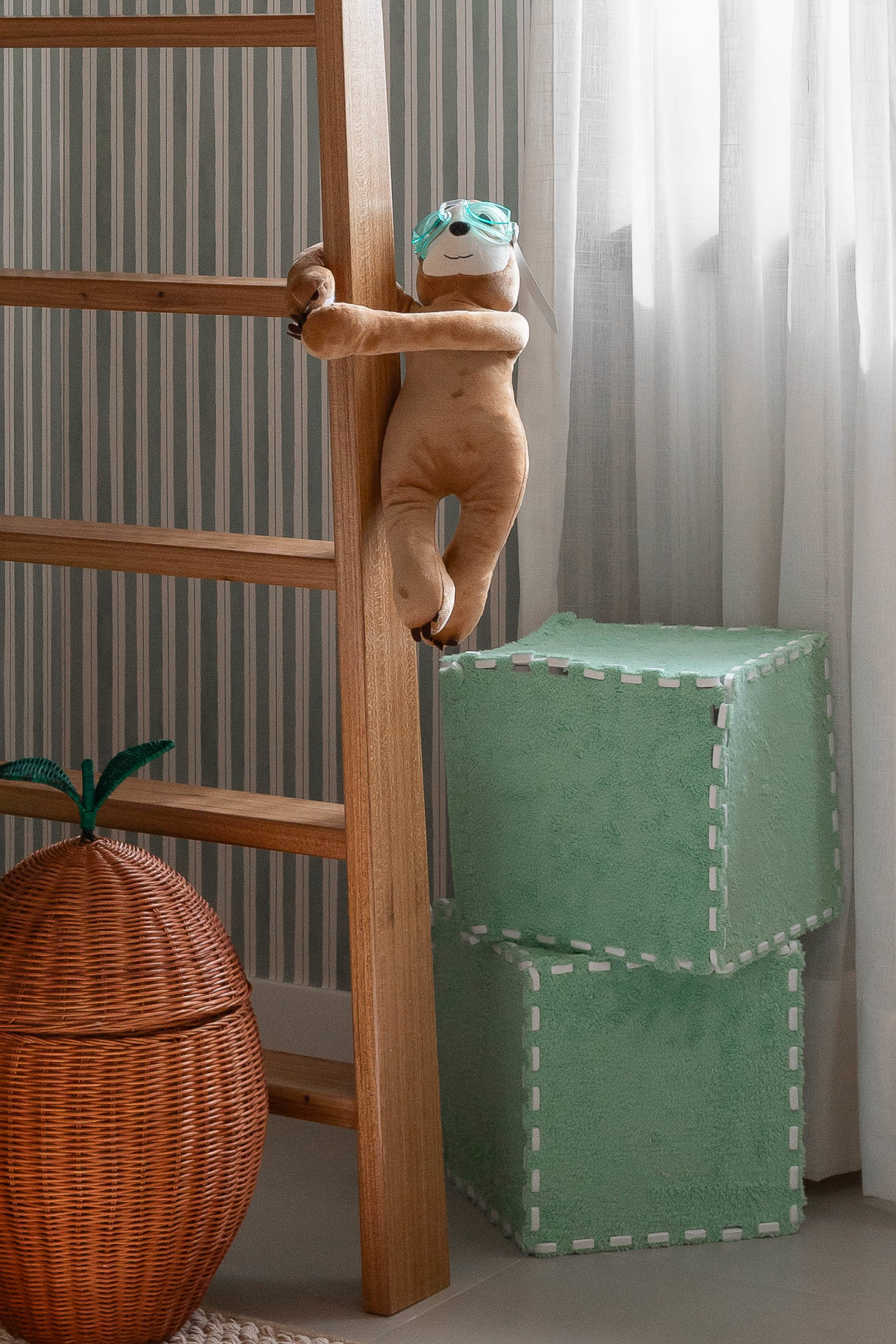 na foto quarto infantil com macaquinho de brinquedo preso na bicama