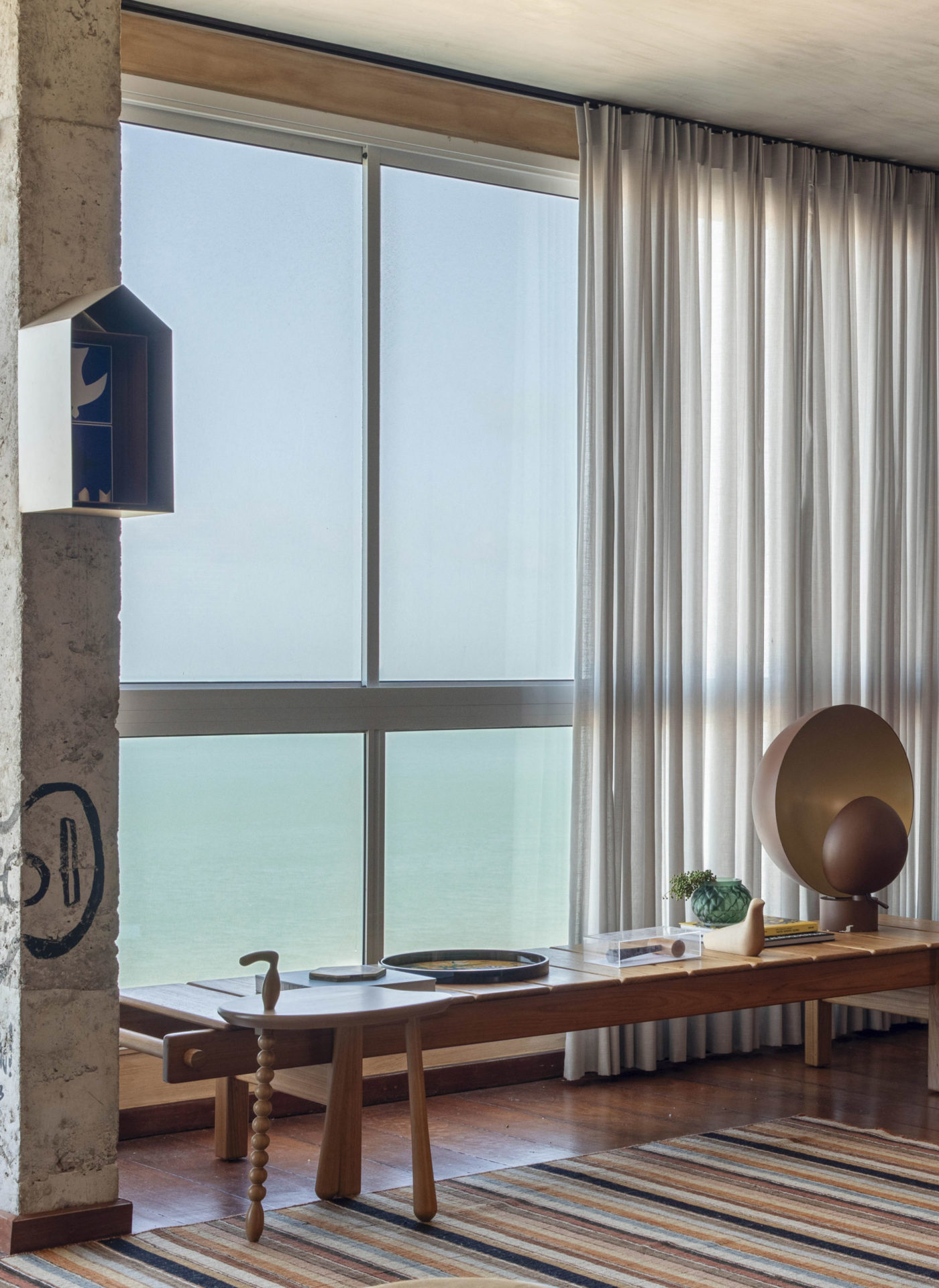 na foto hall de entrada de apartamento com grande janela