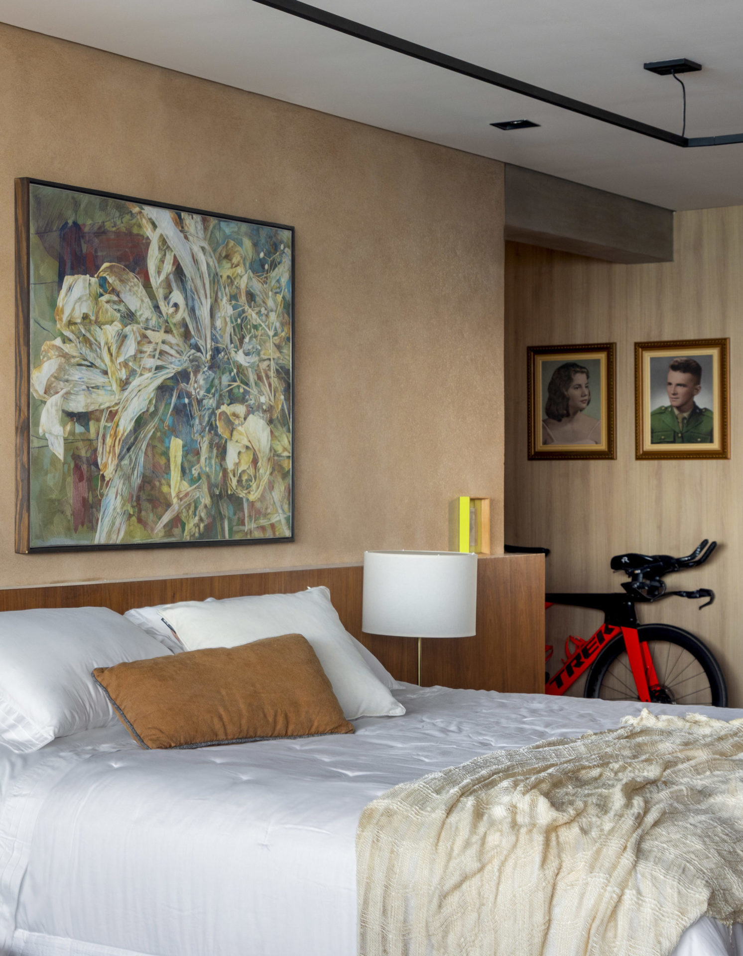 na foto quarto com cama e quadros