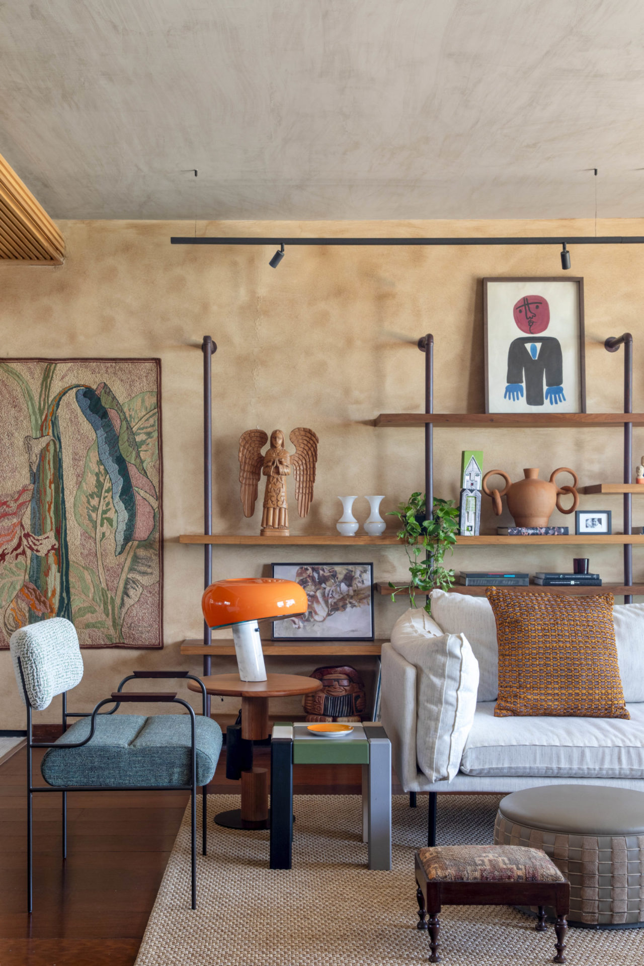na foto sala com estante e obras de arte