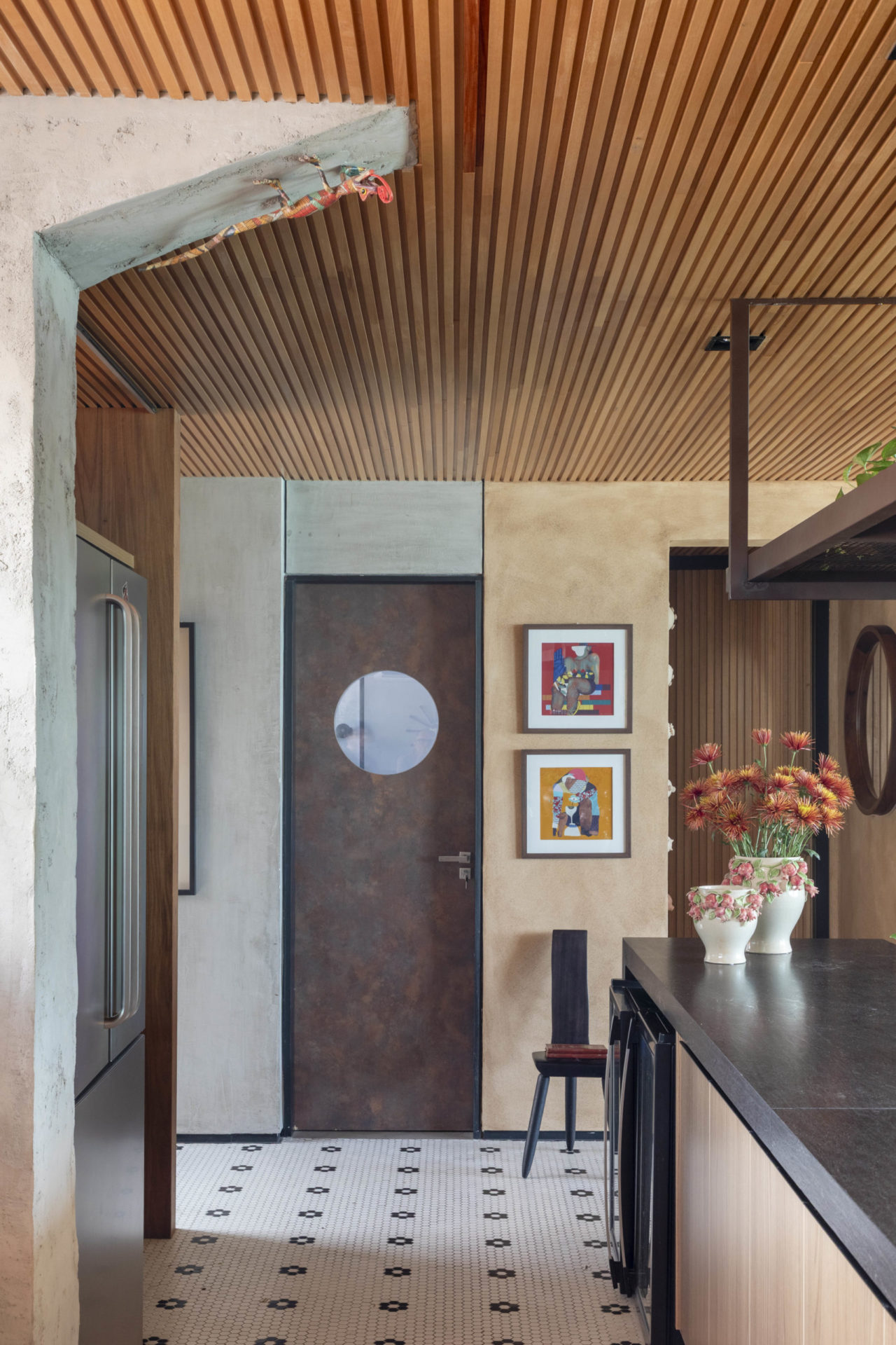 na foto cozinha com piso em pastilhas cerâmicas