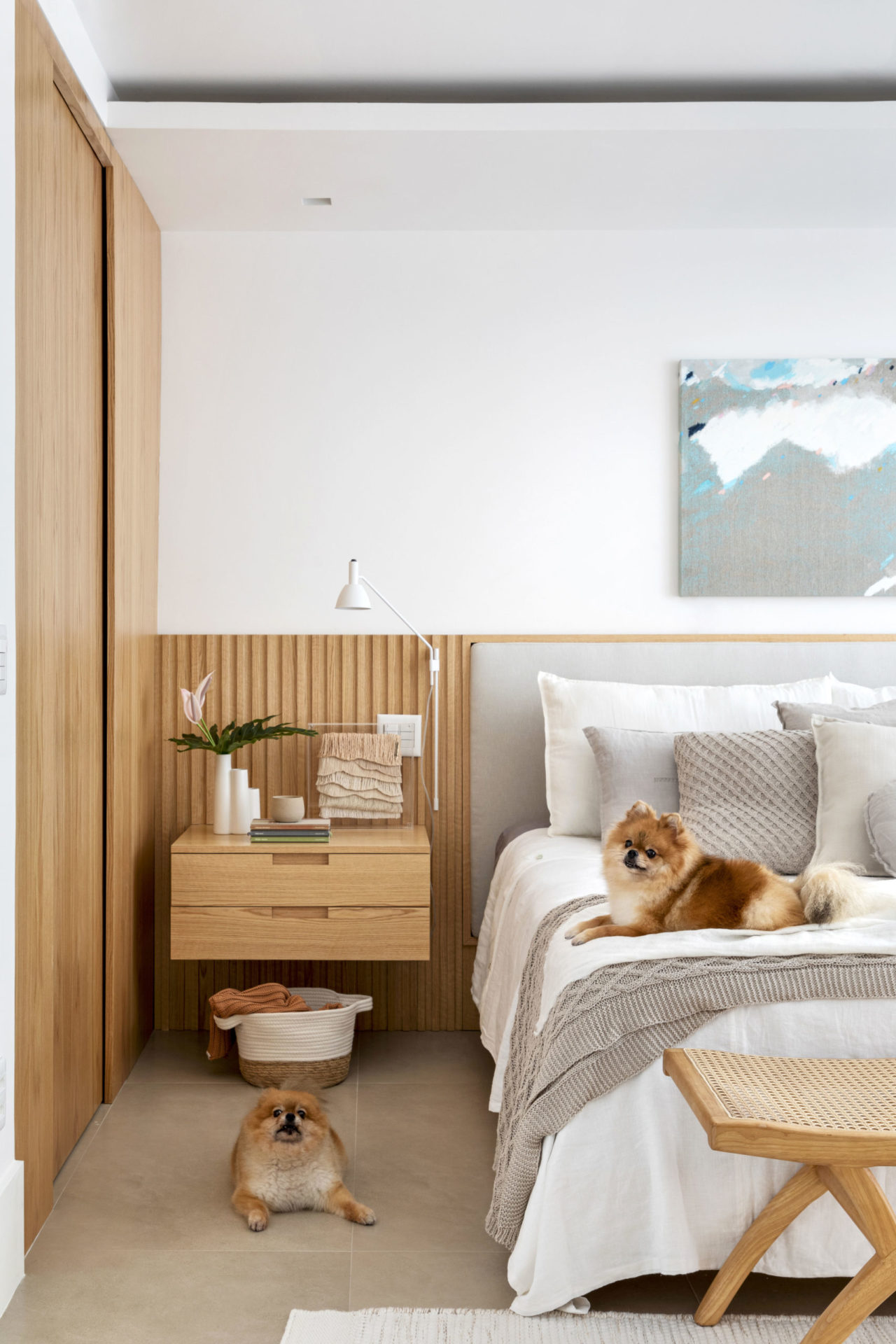 na foto quarto de casal com cachorro na cama