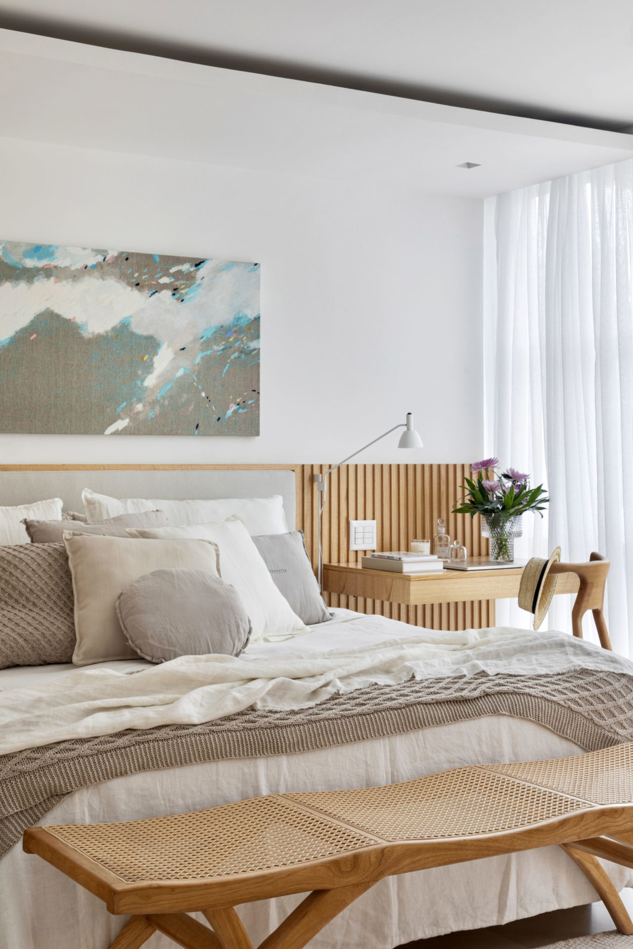 na foto quarto de casal com tons claros e o uso de madeira no quarto