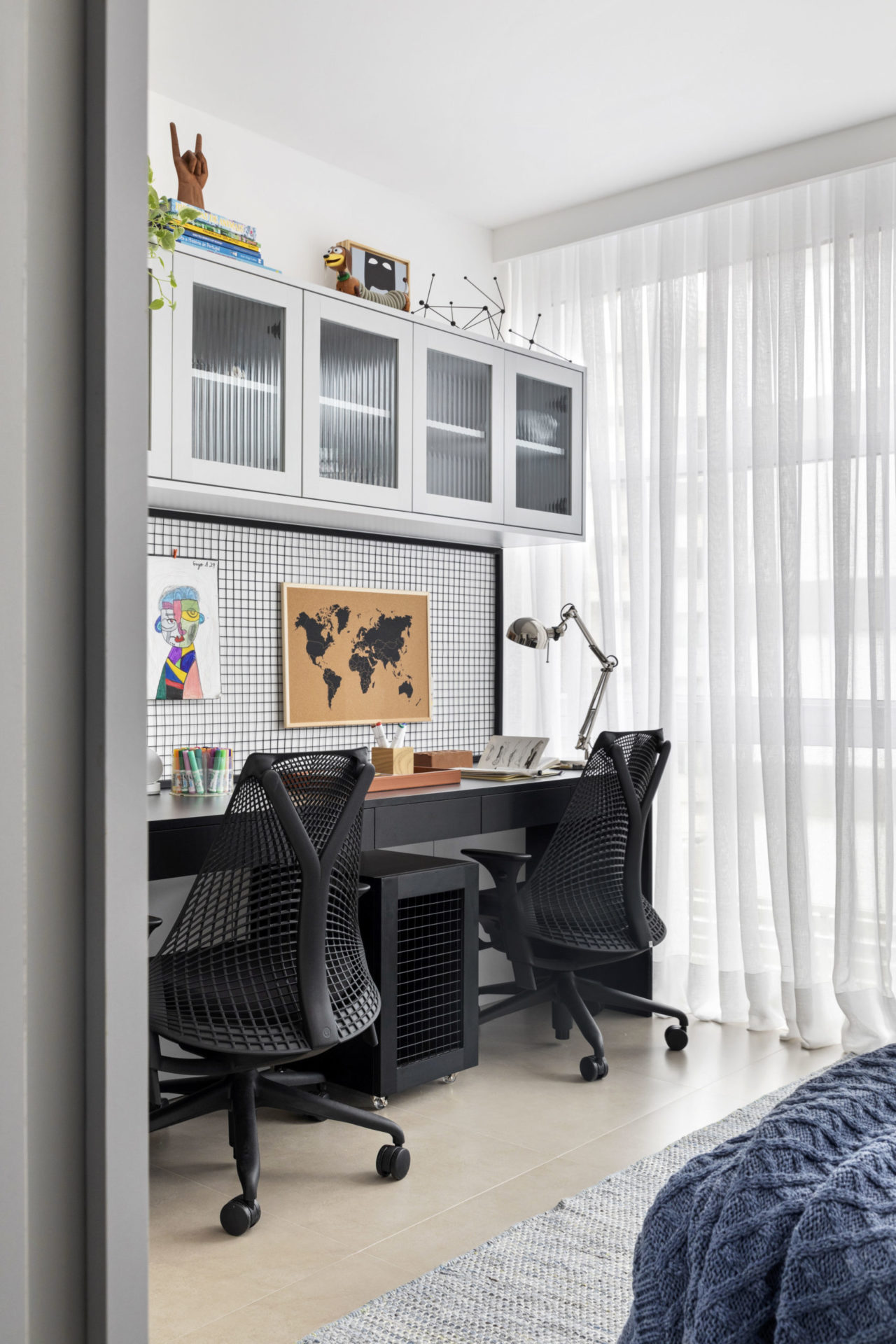 na foto quarto com mesa para estudo e cama
