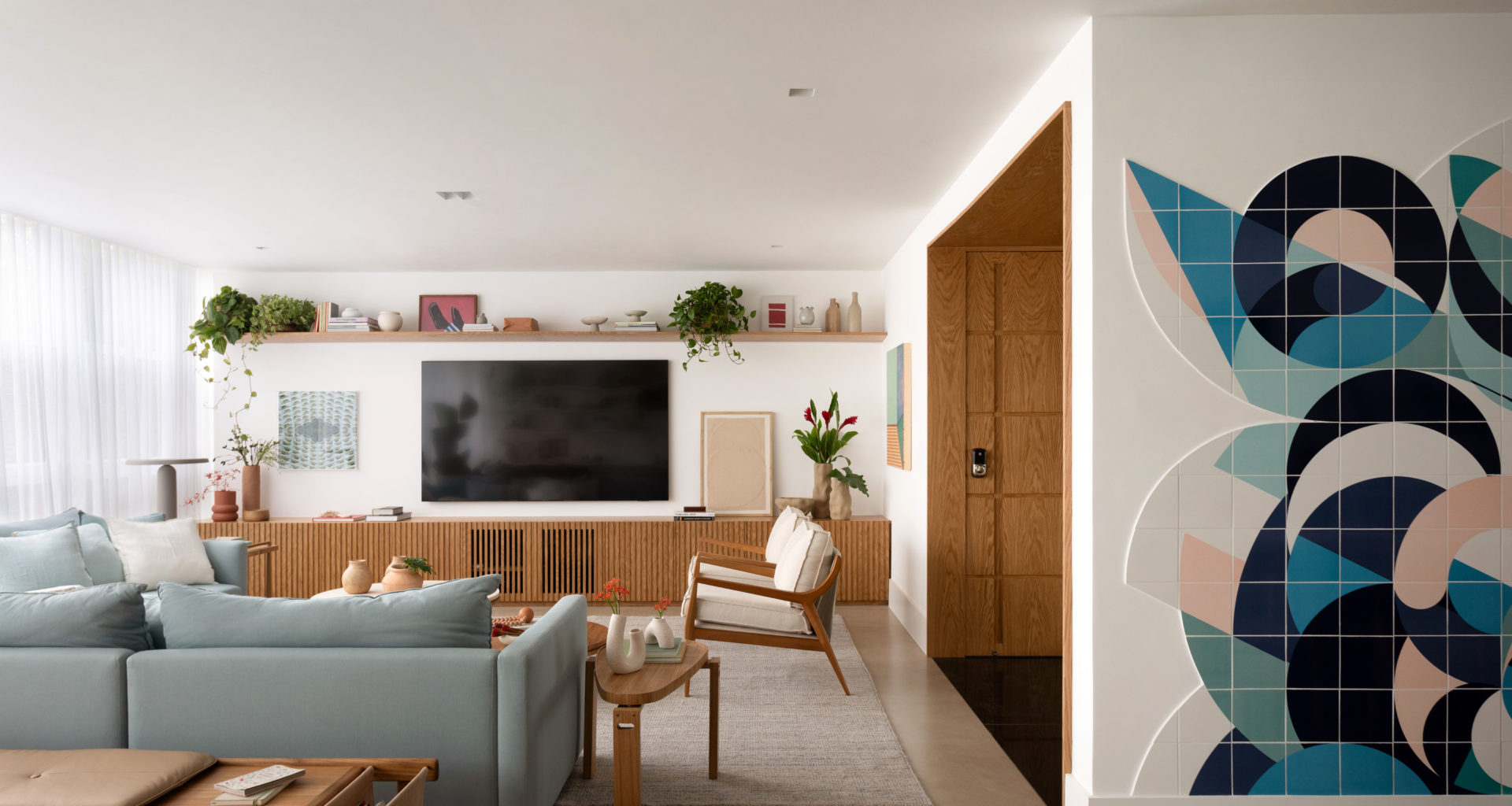 na foto sala de estar de apartamento e parede da sala de jantar