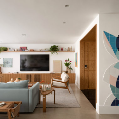 na foto sala de estar de apartamento e parede da sala de jantar