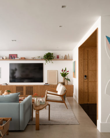 na foto sala de estar de apartamento e parede da sala de jantar
