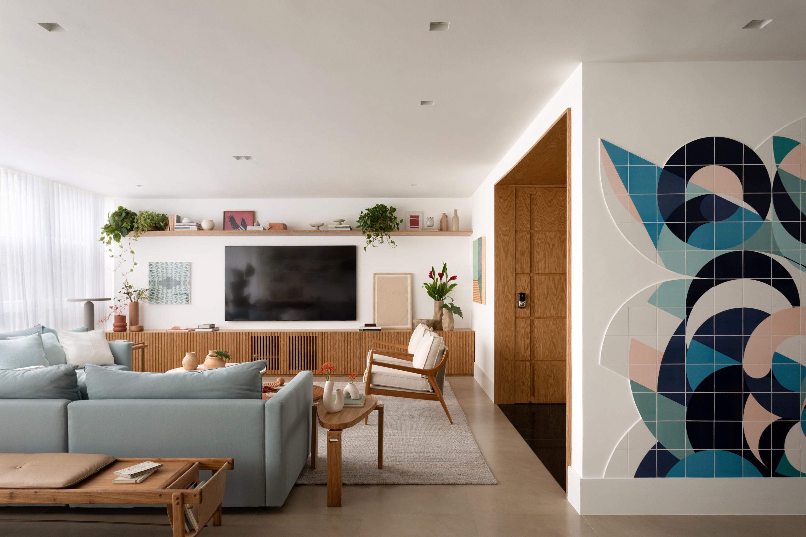 Apartamento ganha ambientes claros e estilo praiano em Ipanema
