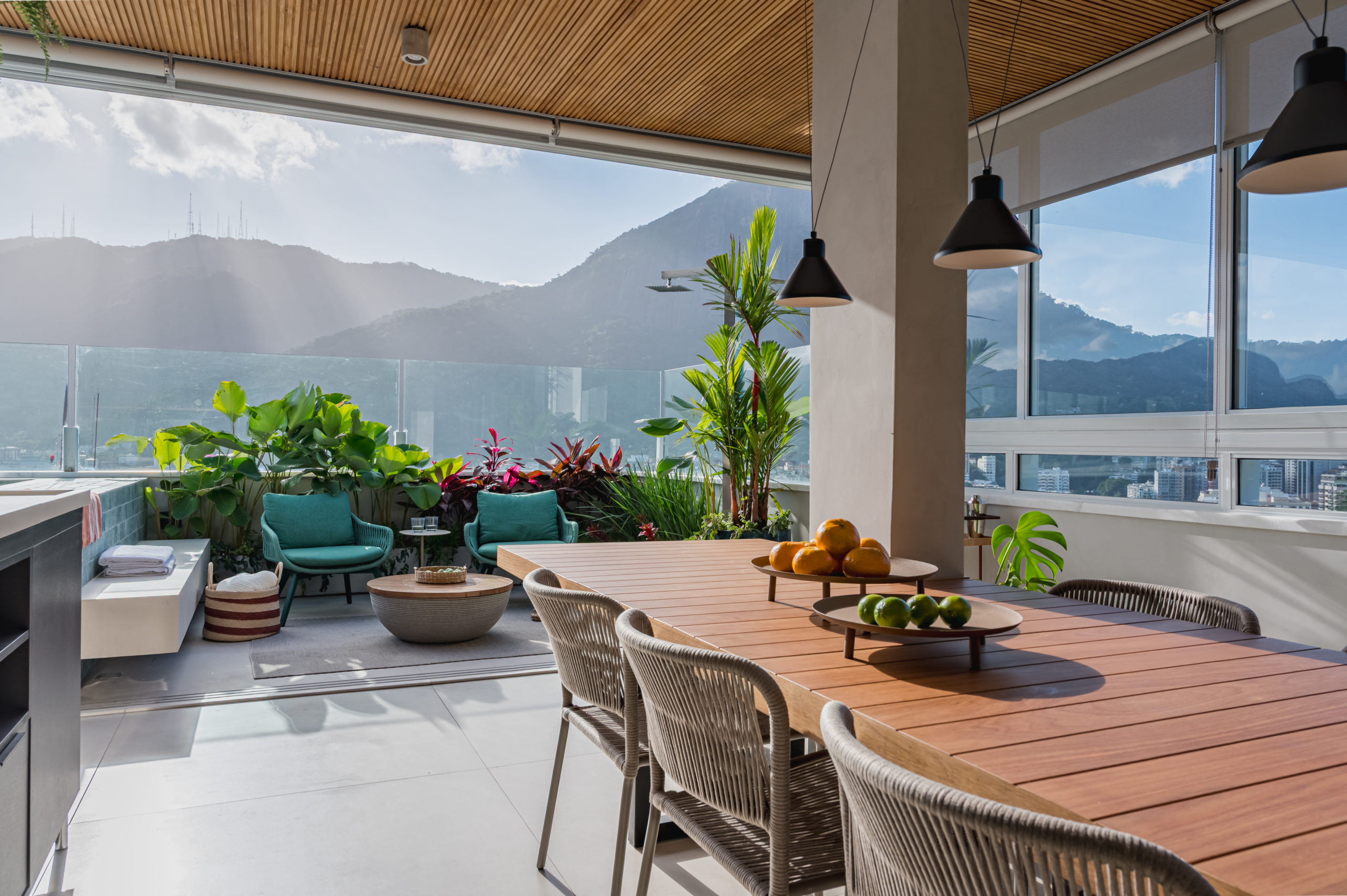 na foto área gourmet com mesa, cadeiras e vista para a Lagoa Rodrigo de Freitas