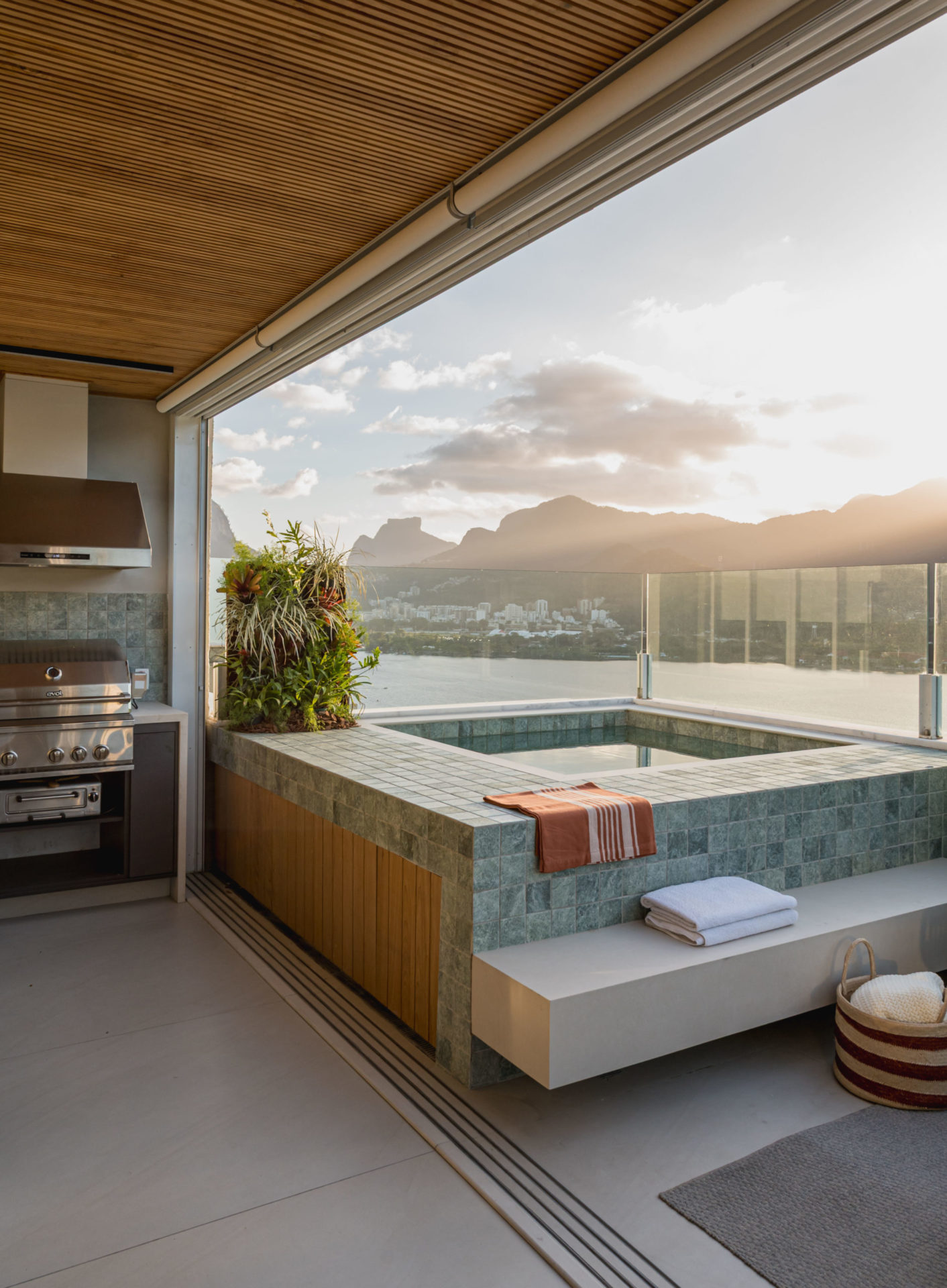 na piscina e área gourmet de cobertura duplex