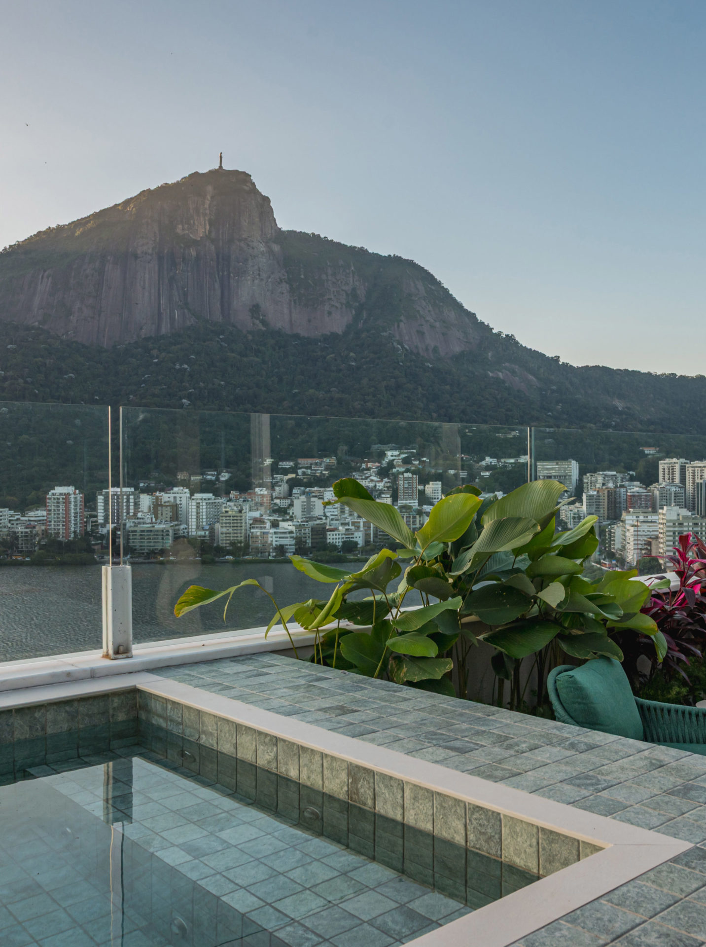 na foto cobertura com piscina com vista para o Cristo Redentor e a Lagoa Rodrigo de Freitas