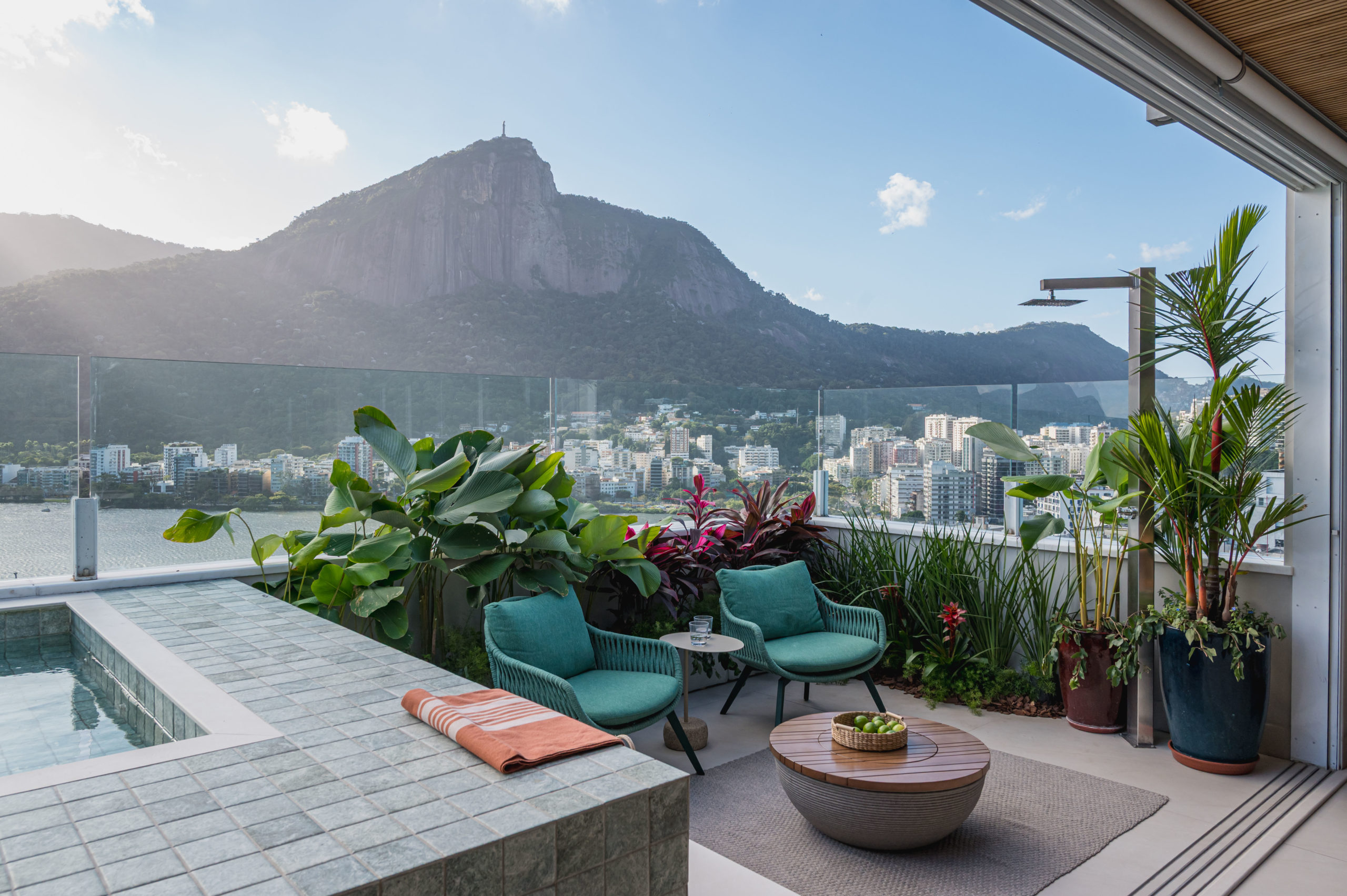 na foto piscina e espaço de convivência de cobertura duplex