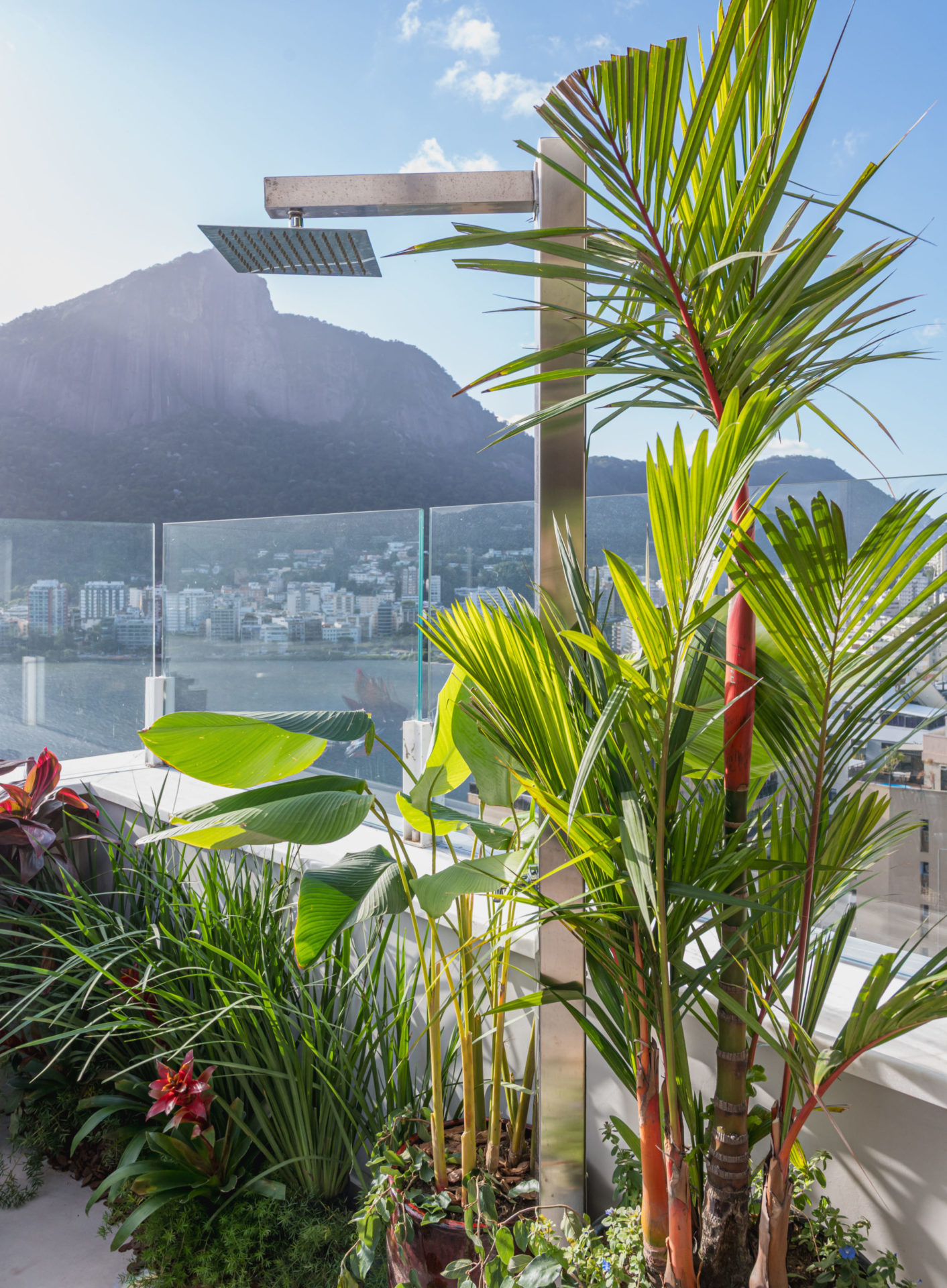 na foto chuveiro na área da piscina de cobertura duplex