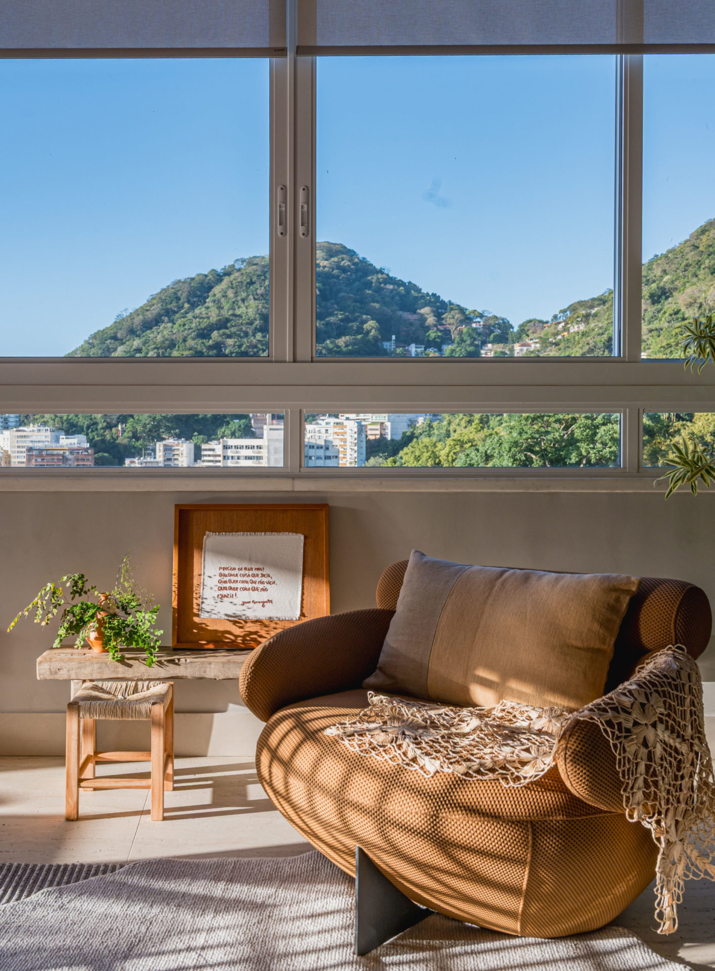 na foto cobertura duplex com Já a sala de TV recebeu sofá modular em formato de ilha, orientado tanto para a televisão quanto para a vista da pedra, além de adegas e um closet destinado à coleção de camisas autografadas do Flamengo. Outro destaque do espaço é poltrona Boto, assinada por Maurício Bonfim.