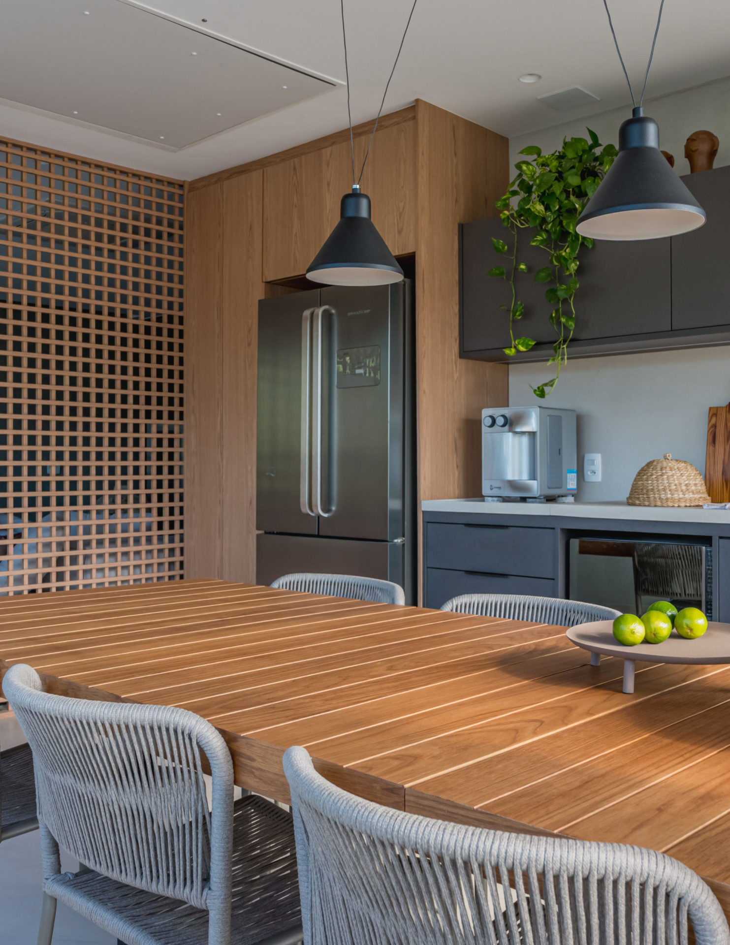 na foto cozinha e área gourmet de cobertura duplex