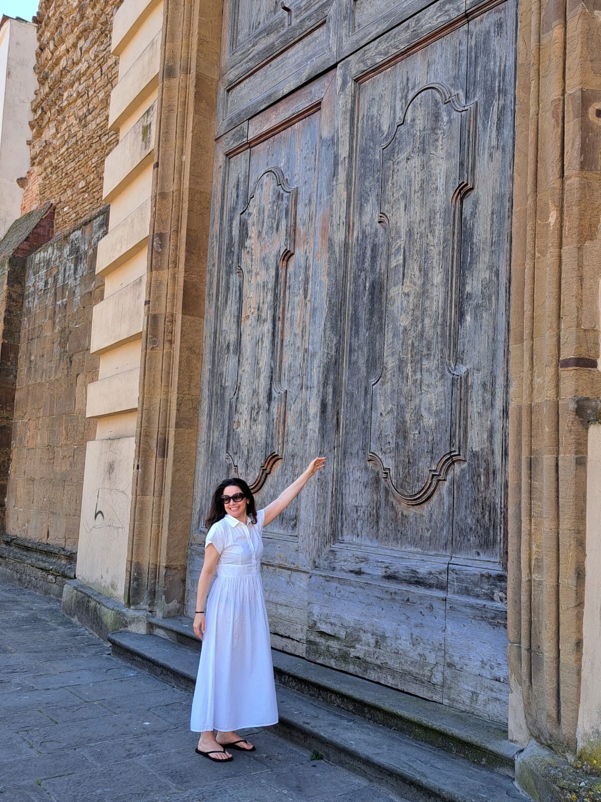 na foto mulher branca, de roupa branca em frente à Igreja de Santa Maria del CarmineIgreja de Santa Maria del Carmine: séculos de história e a famosa capela Brancacci que maravilham Luzia