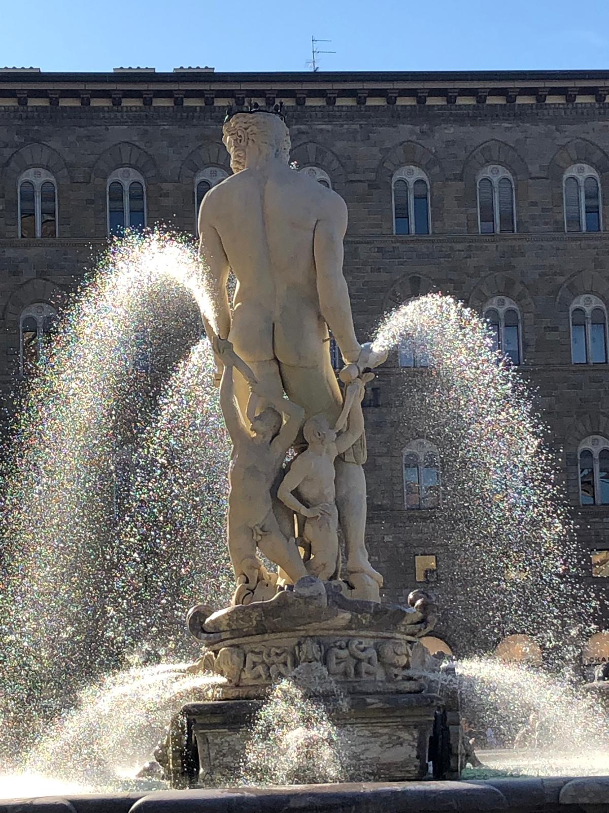 na foto uma fonte com a estátua de um homem