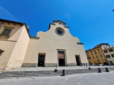 Na foto fachada sóbria da Basílica de Santo Spirito