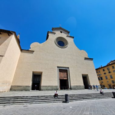Na foto fachada sóbria da Basílica de Santo Spirito