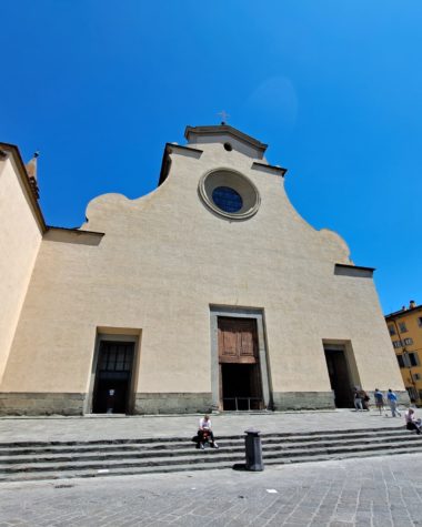 Na foto fachada sóbria da Basílica de Santo Spirito