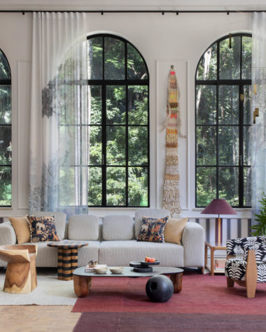 na foto visão ampla do loft carmim de paula neder com quatro grandes janelas e cortinas, cozinha e sala