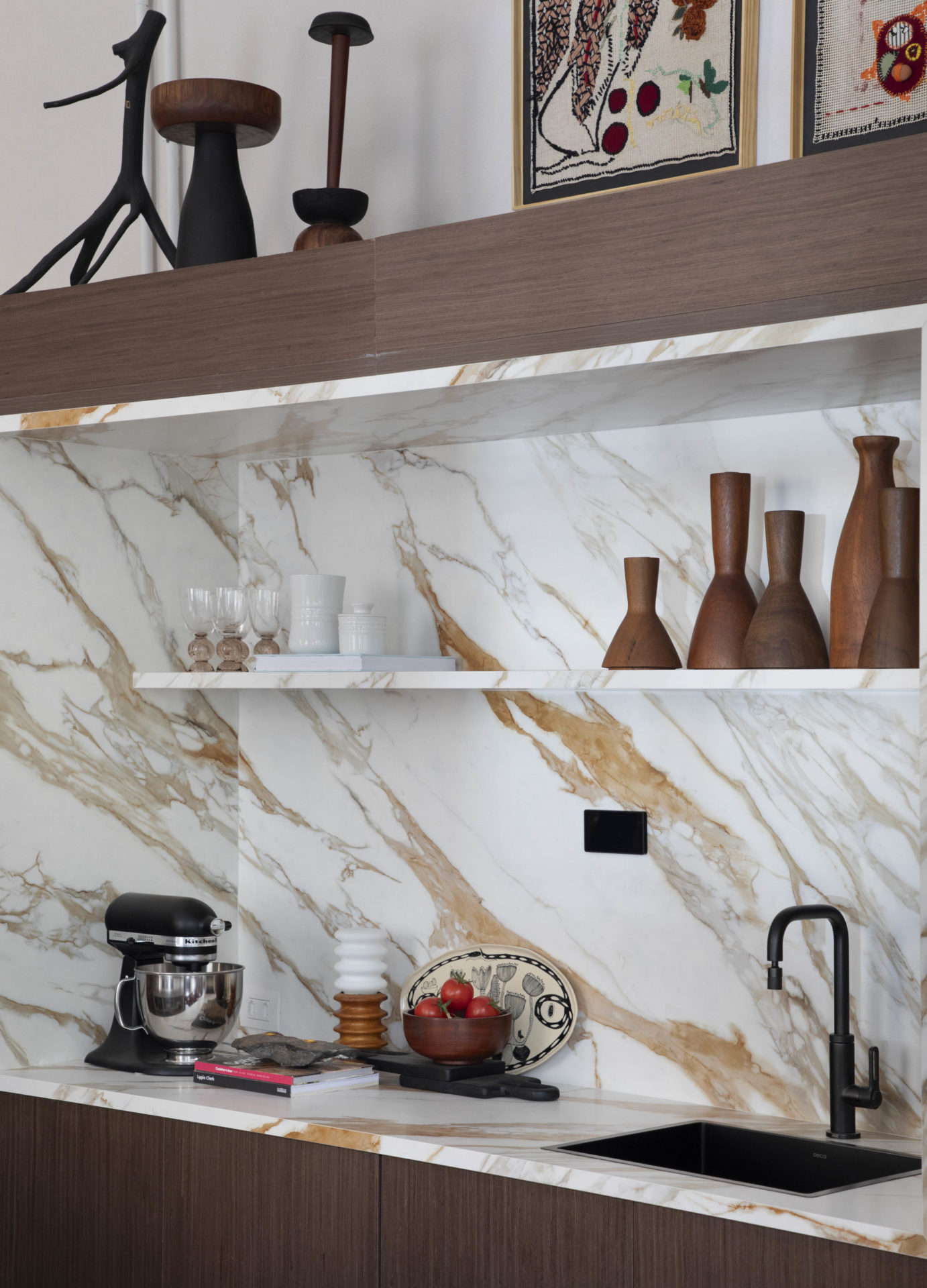na foto cozinha de loft carmim de paula neder