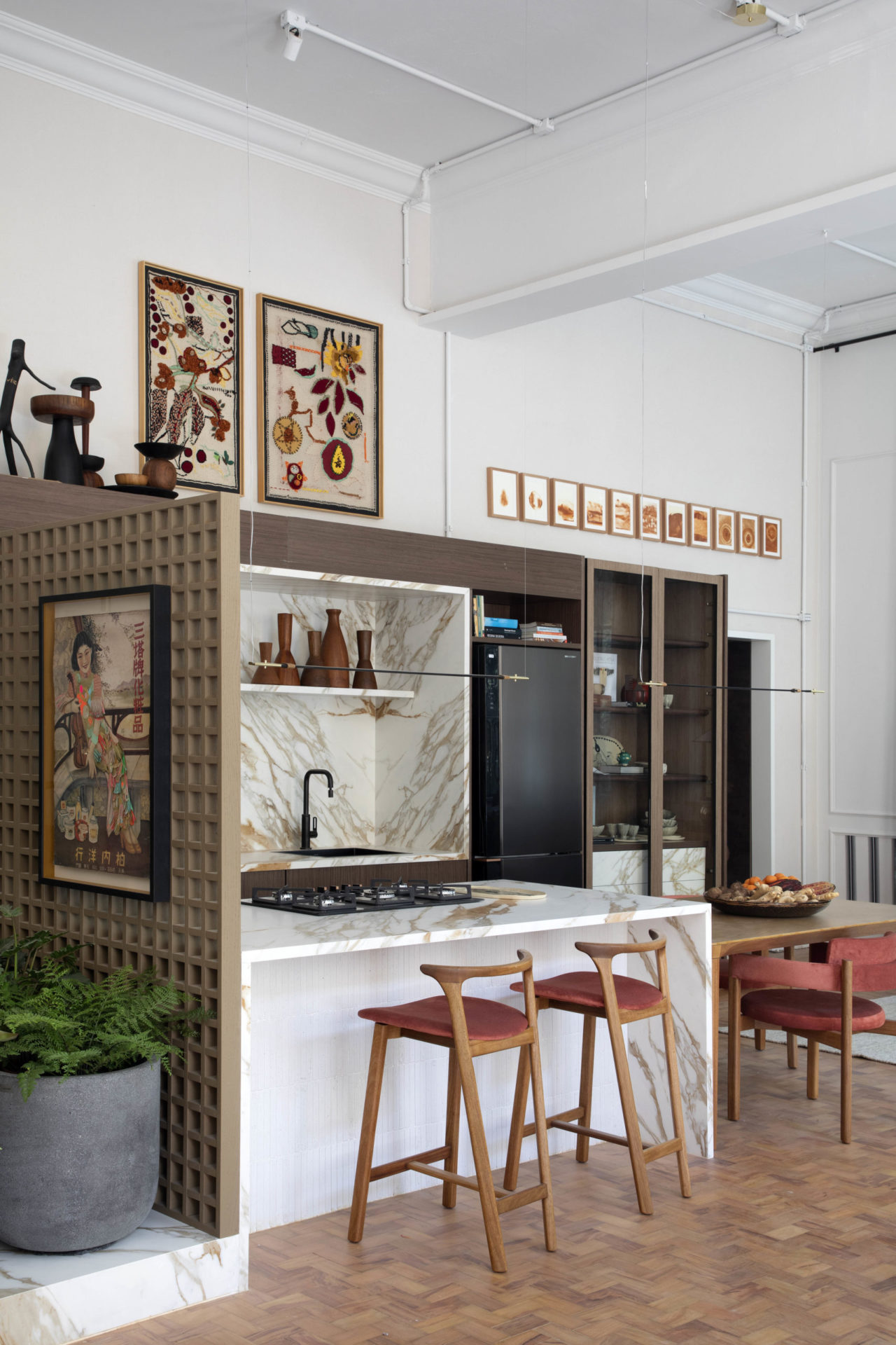 na foto cozinha com quadros e objetos de arte