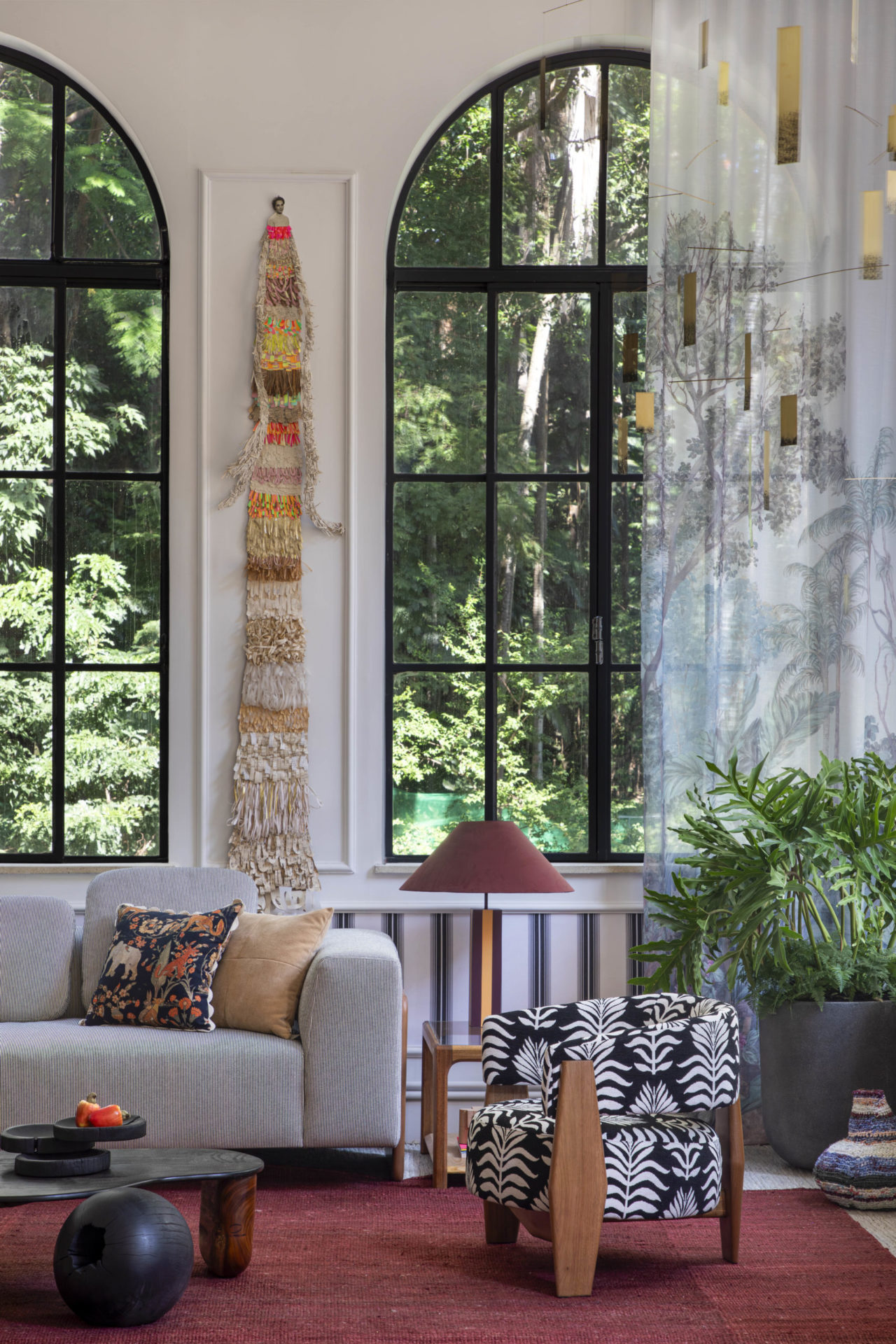 na foto loft com grandes janelas e obras de arte