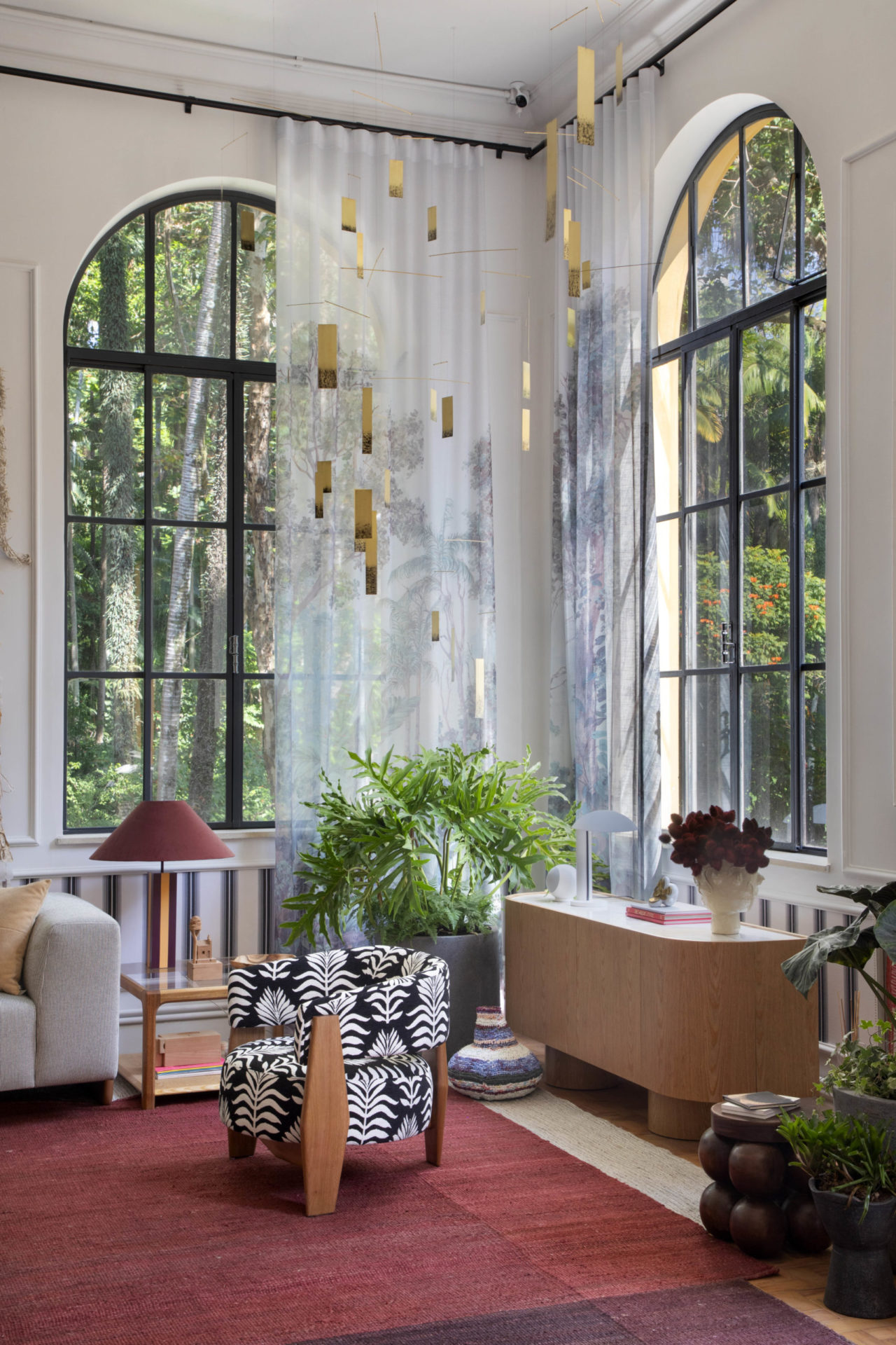 na foto cômodo de loft com grandes janelas, cortina, plantas