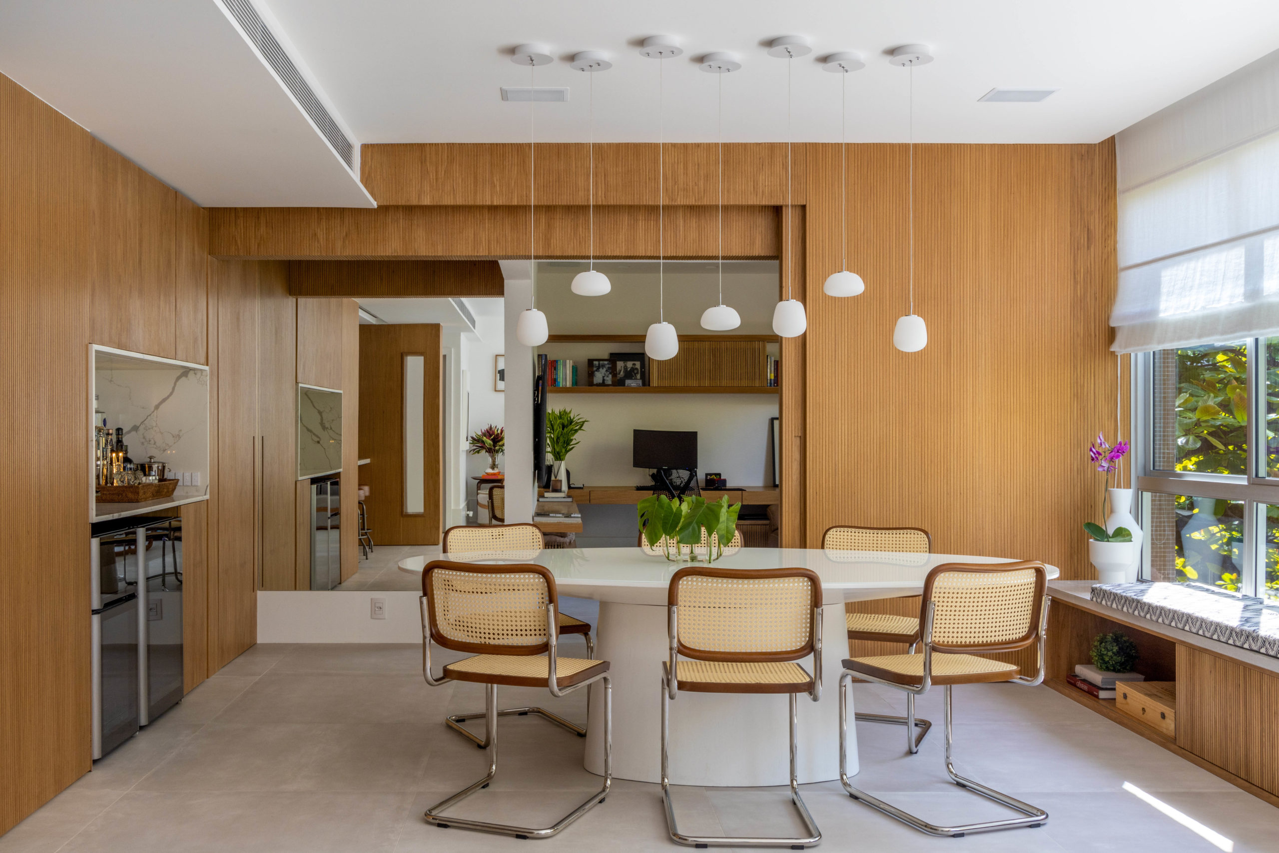 Marcenaria ajuda a integrar ambientes em apartamento de 130m²