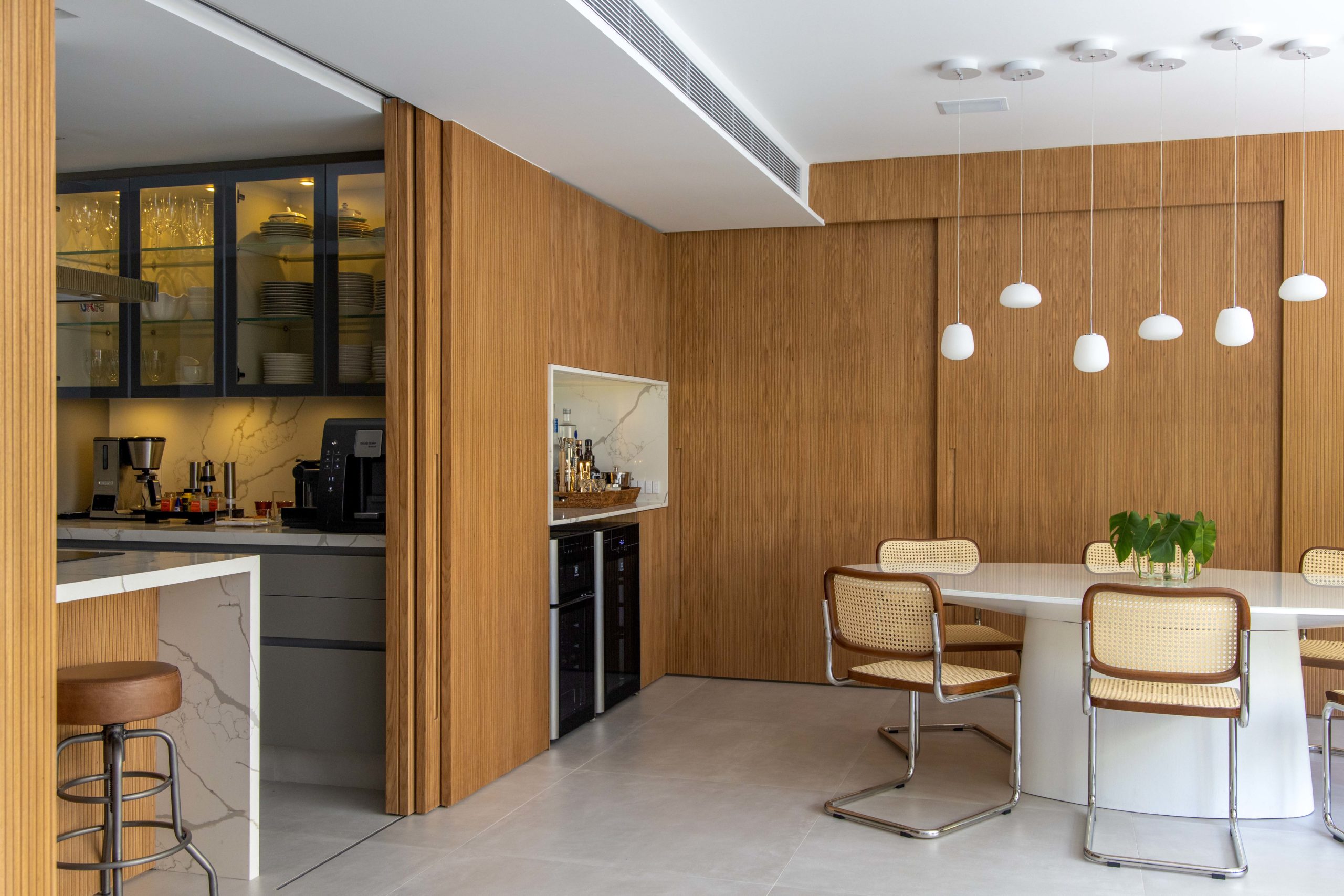 na foto sala de jantar e cozinha