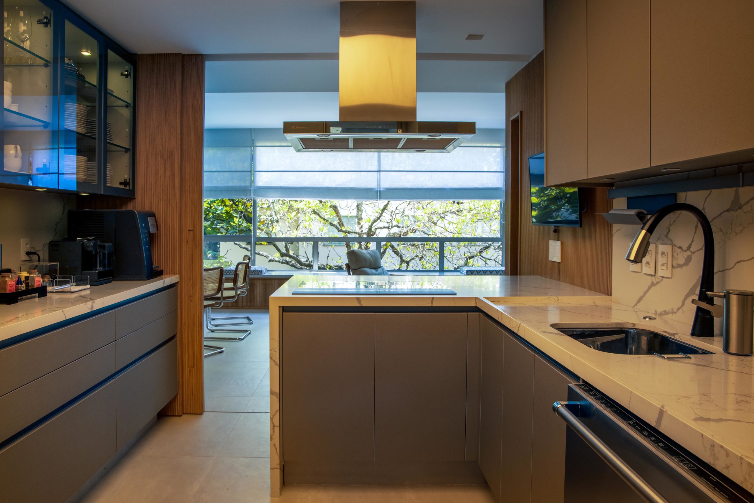 na foto cozinha com a sala de jantar ao fundo