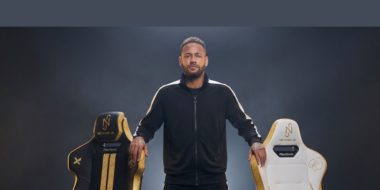 homem em pé entre duas cadeiras