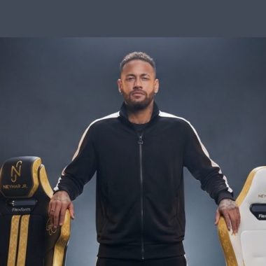 homem em pé entre duas cadeiras