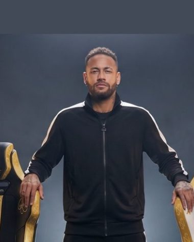 homem em pé entre duas cadeiras