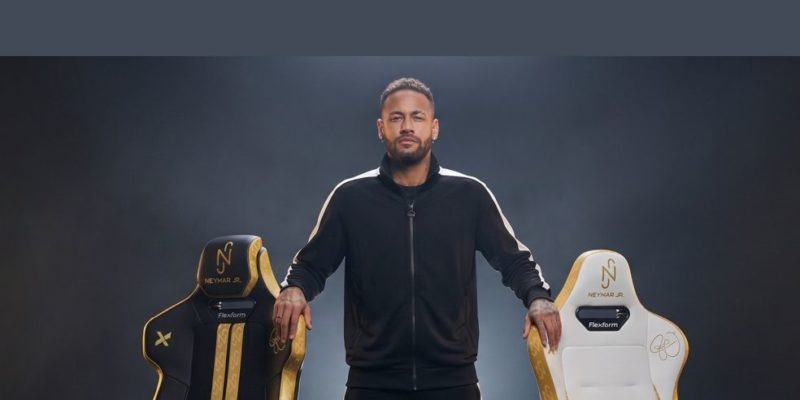 homem em pé entre duas cadeiras