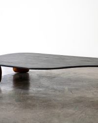 na foto uma mesa de madeira