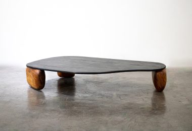 na foto uma mesa de madeira