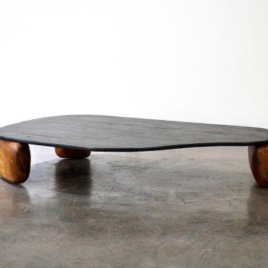 na foto uma mesa de madeira
