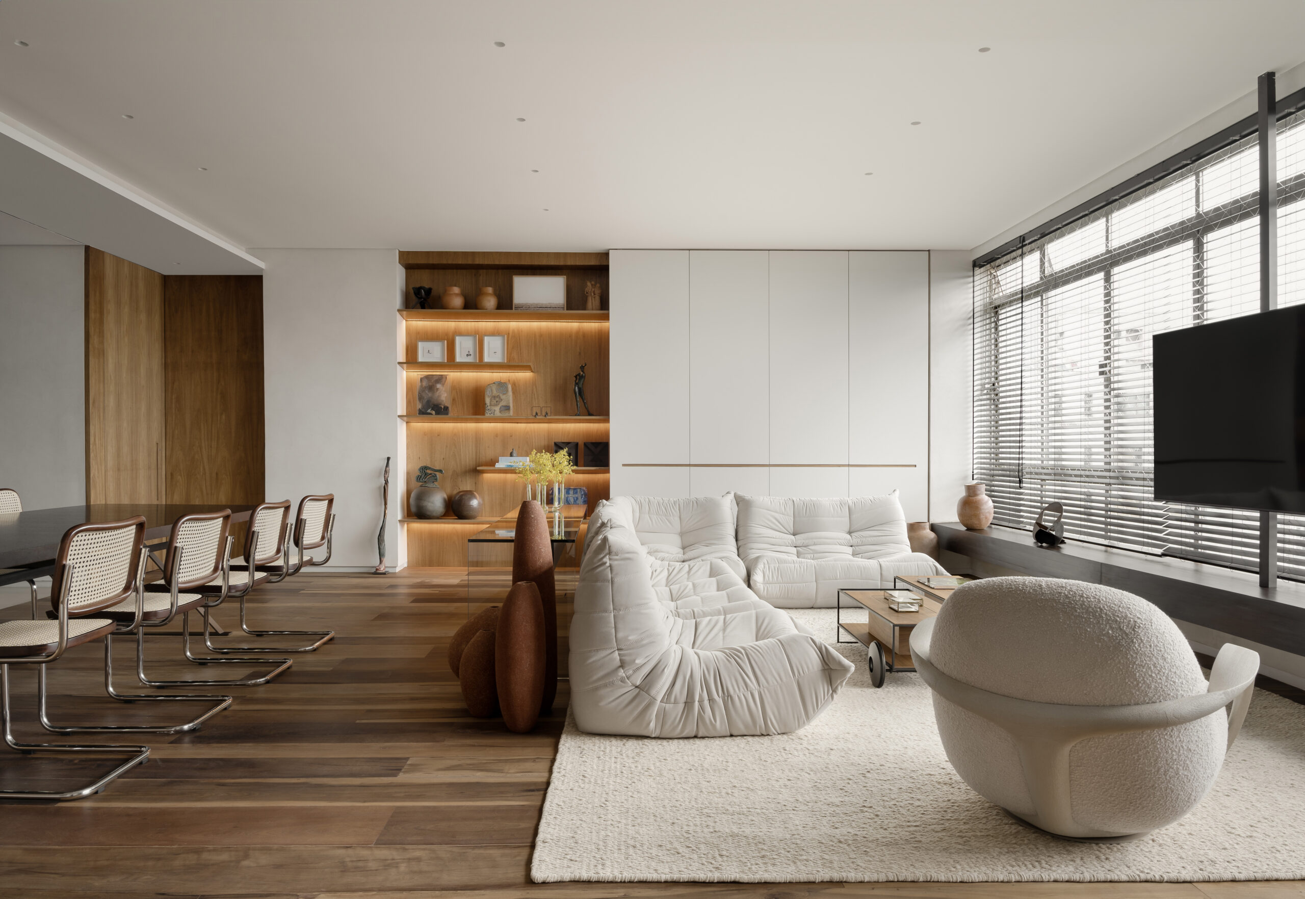 Reforma aposta no minimalismo em apartamento de 260 m²