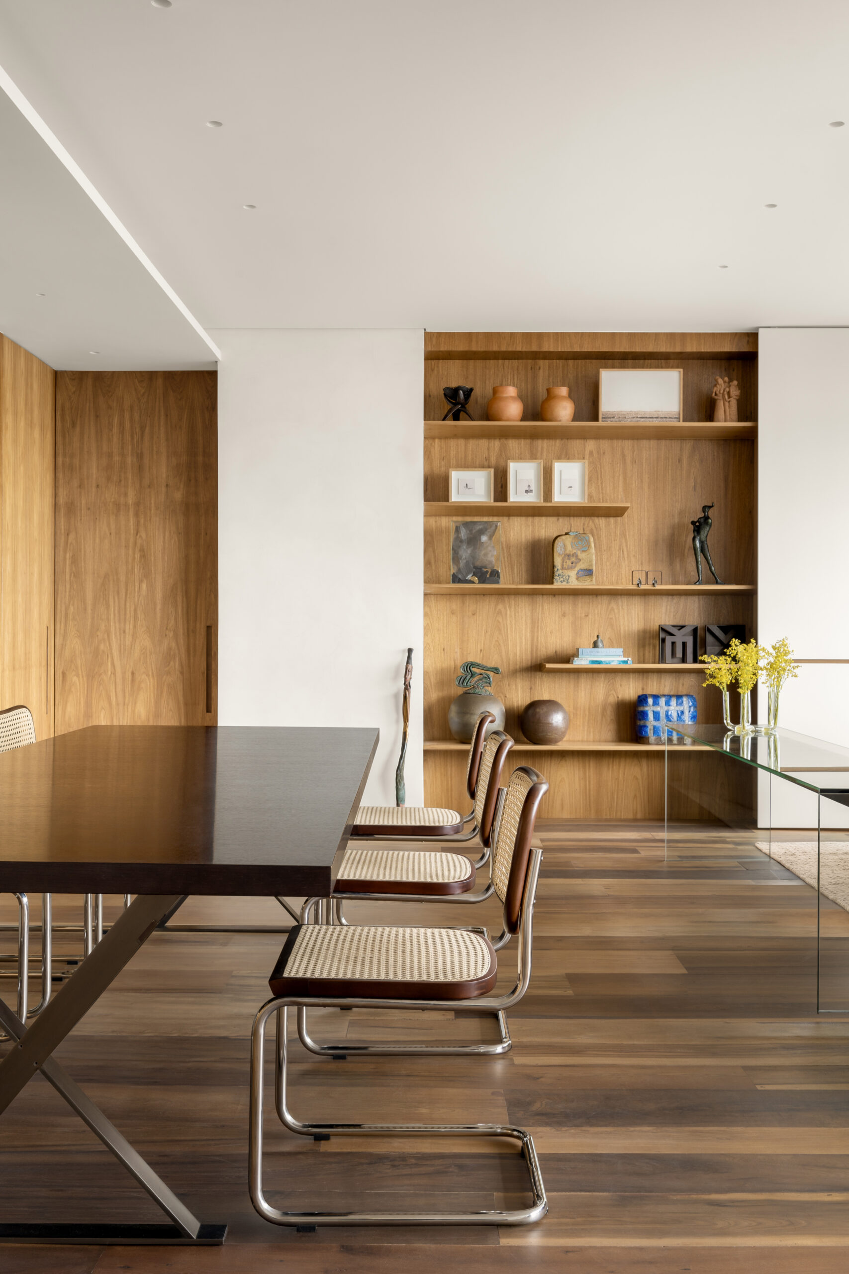 na foto mesa de jantar da italiana Maxalto